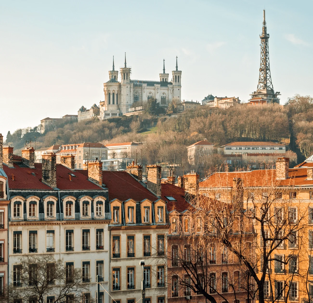 Basilique de Fourvière au-dessus des toits de Lyon, où Mathieu Pagnier crée des sites internet