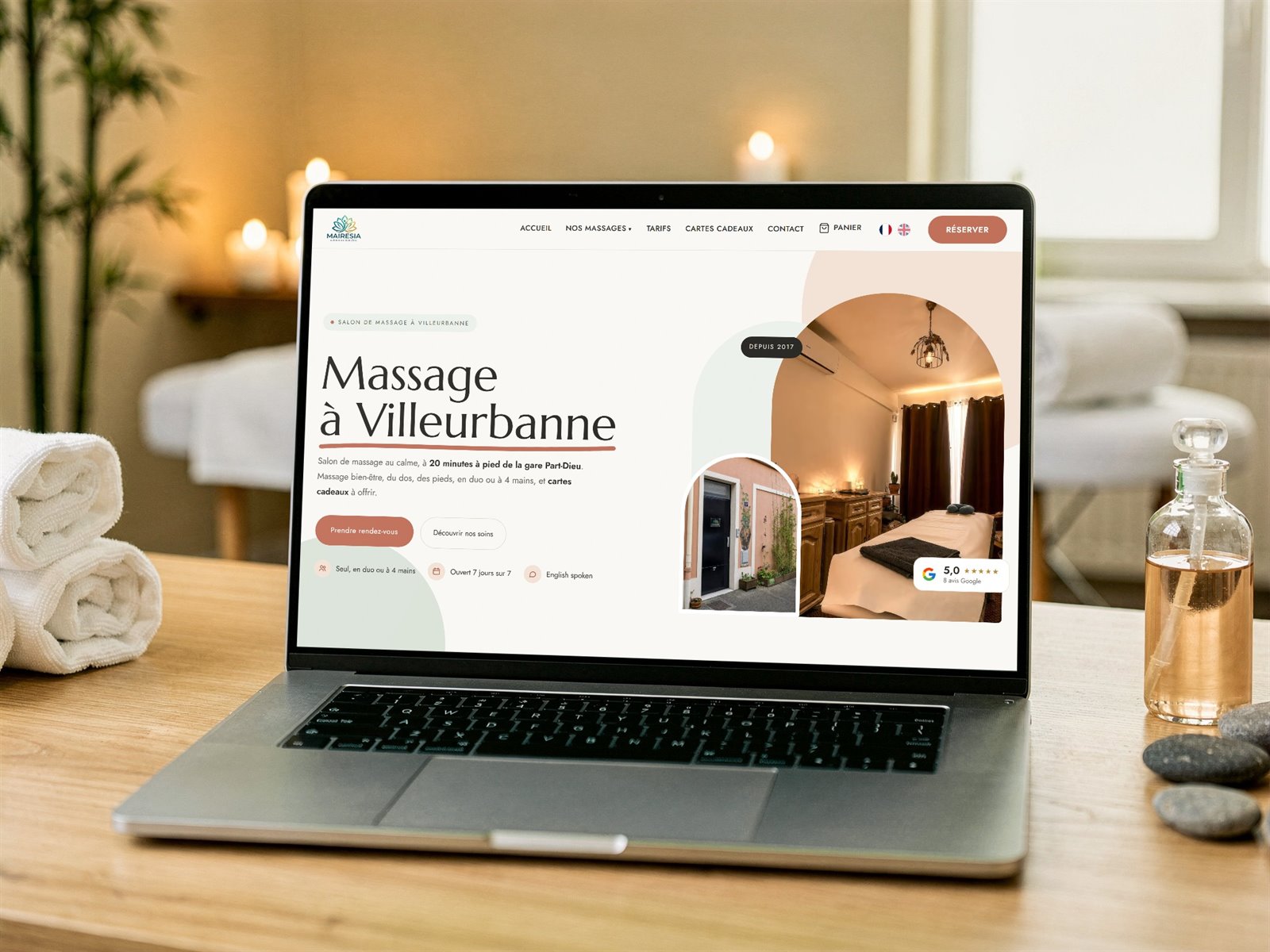 Site internet de Mairesia, salon de massage à Villeurbanne, sur un ordinateur entouré de serviettes