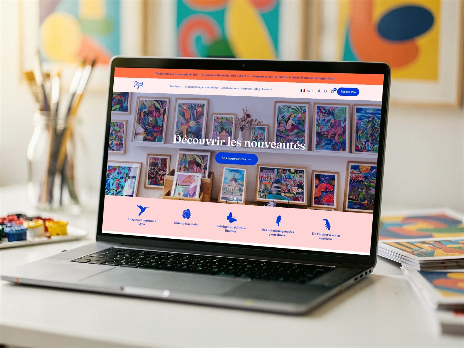 Boutique en ligne d'Orane Sigal, illustratrice à Lyon, sur un ordinateur dans un atelier d'artiste